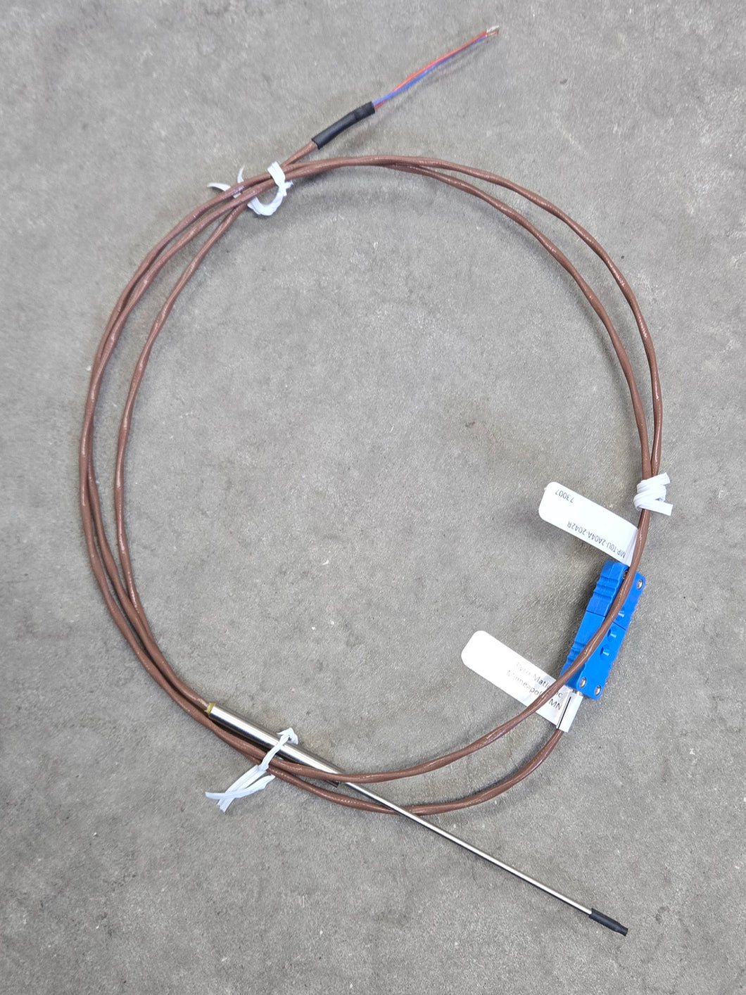 P0010052 A - Thermocouple Piercing Detachable Plug